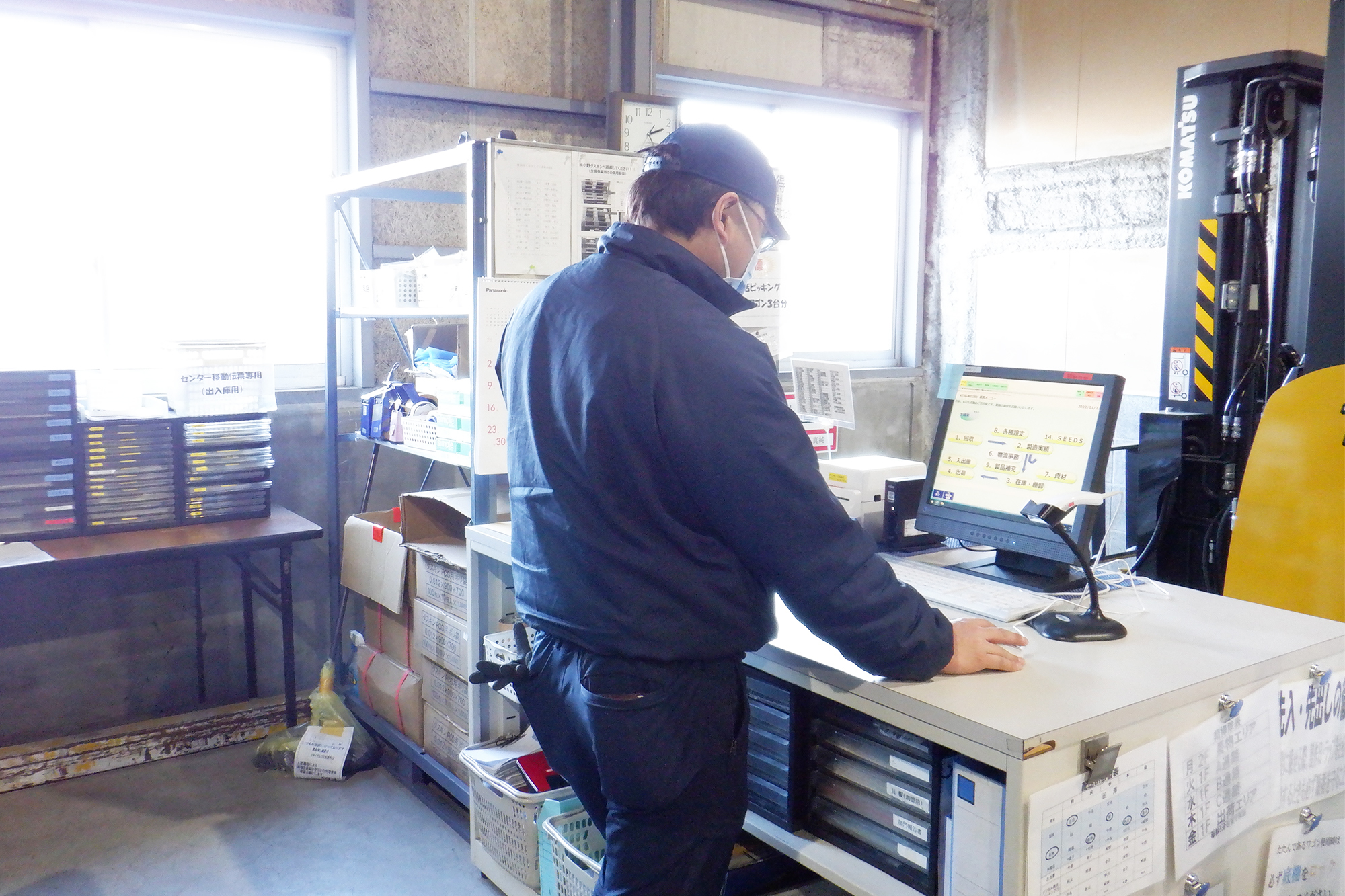 写真：作業着の男性